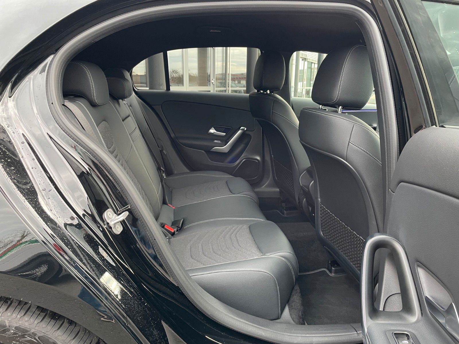 Fahrzeugabbildung Mercedes-Benz A 180 Progressive Night+AHK+R-Kamera+Ambiente