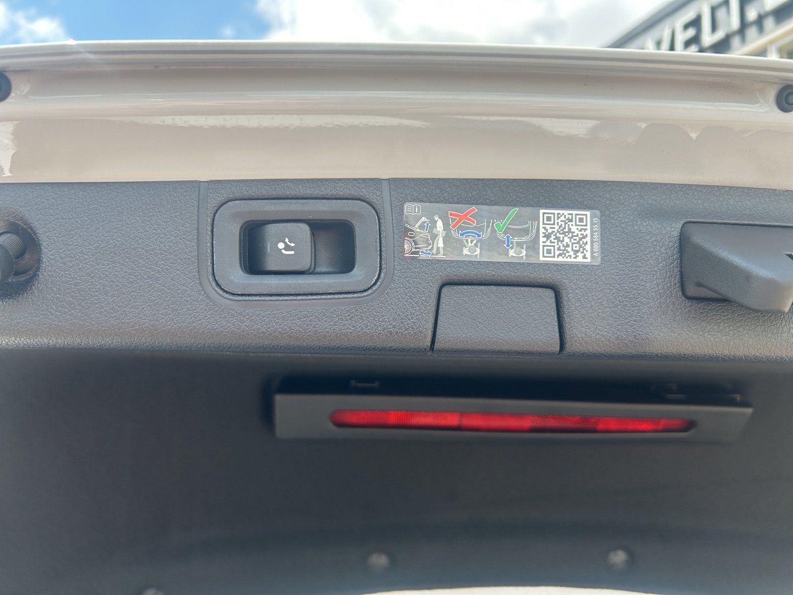 Fahrzeugabbildung Mercedes-Benz A200 Limo AMG Prem DISTR Pano AHK Memo LED KeyGo