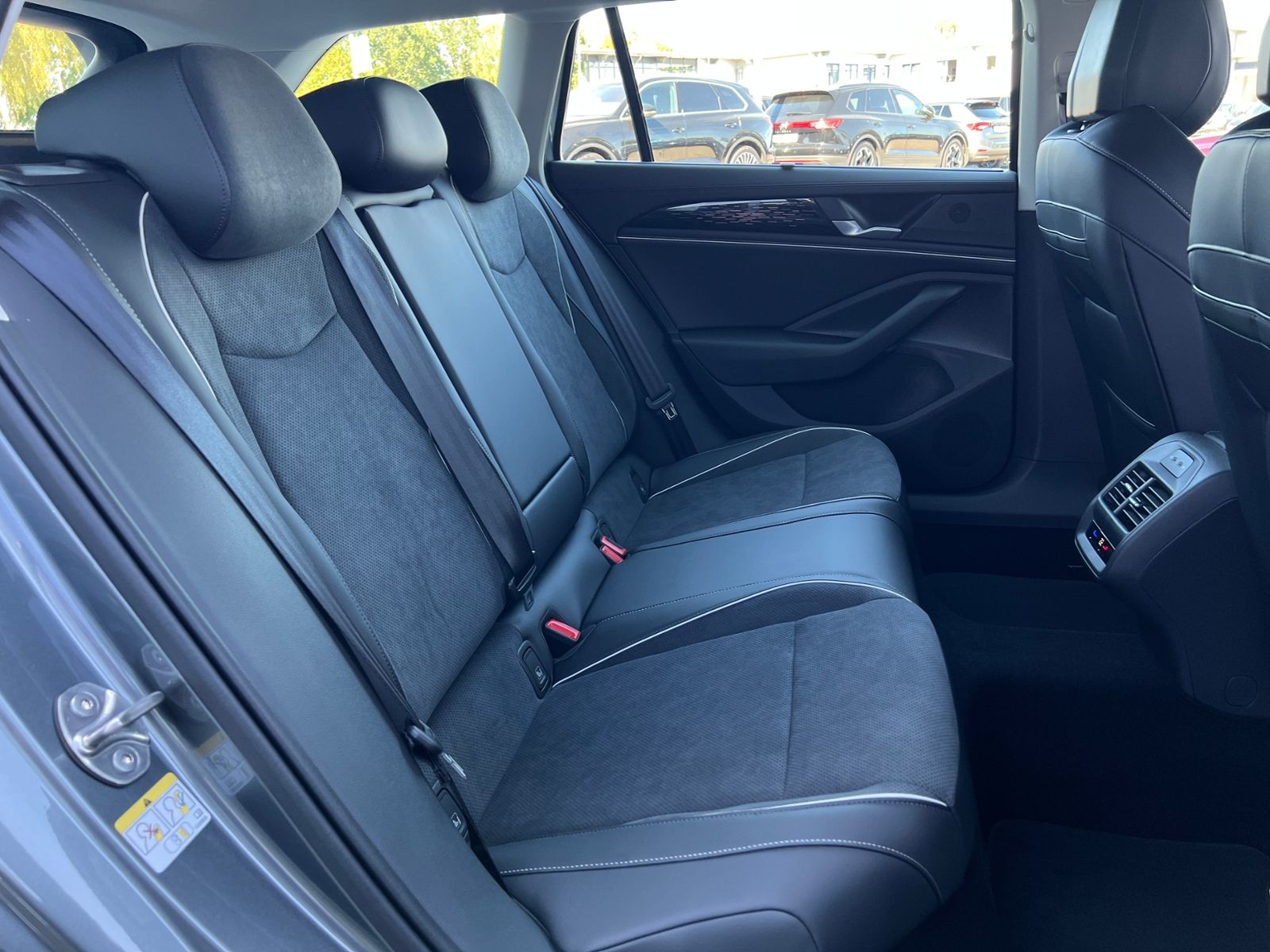 Fahrzeugabbildung Volkswagen Passat Variant Elegance 1.5 eTSI DSG *AHK,IQ-Lig