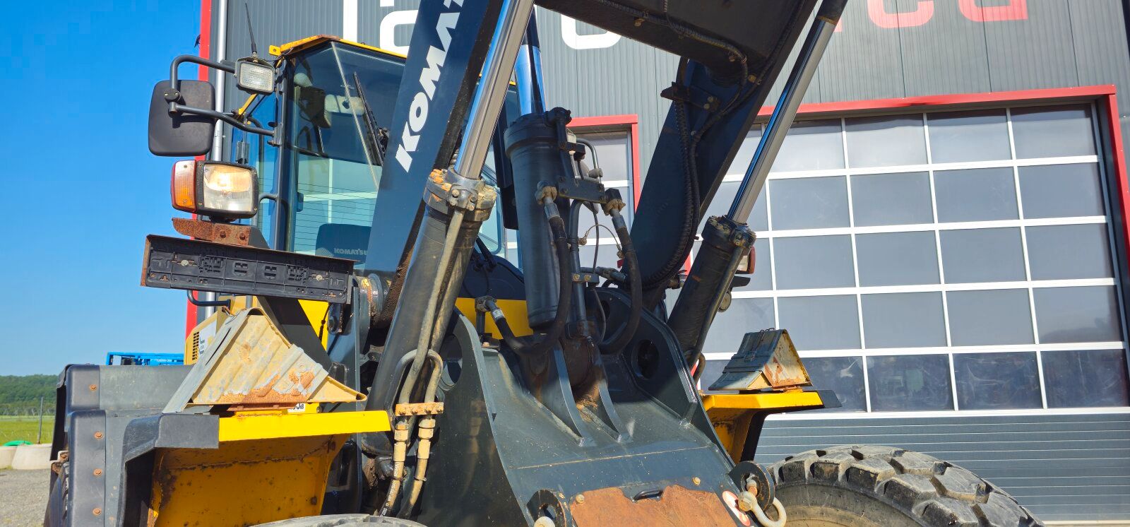 Fahrzeugabbildung Komatsu WA320-6 Schaufel +Gabel +Schnellwechsler/ 7.800