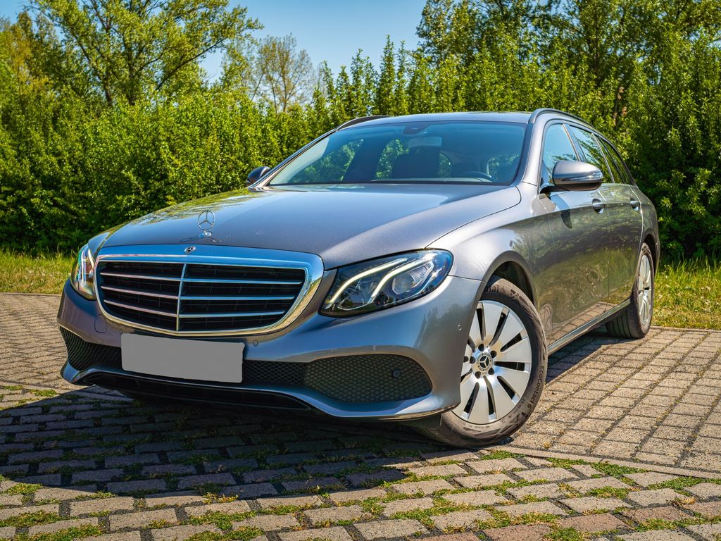 Image of Mercedes-Benz E 220