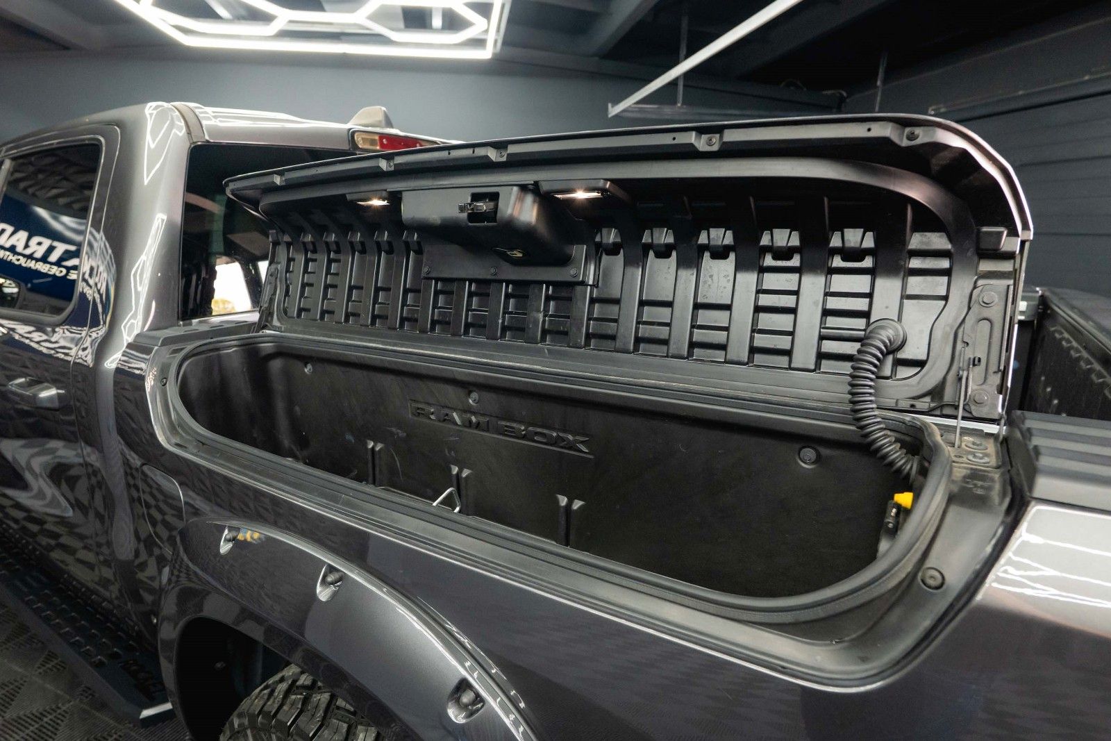 Fahrzeugabbildung Dodge RAM 5.7 V8 HEMI 4x4 NIGHT LARAMIE *RAM BOX*LED*