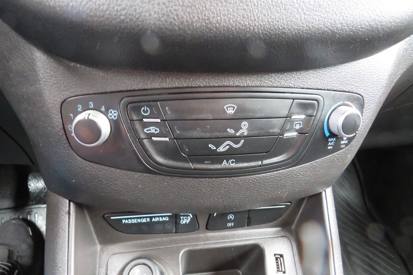 Fahrzeugabbildung Ford Transit Courier TREND NAVI SCHECKHEFT 1.HD