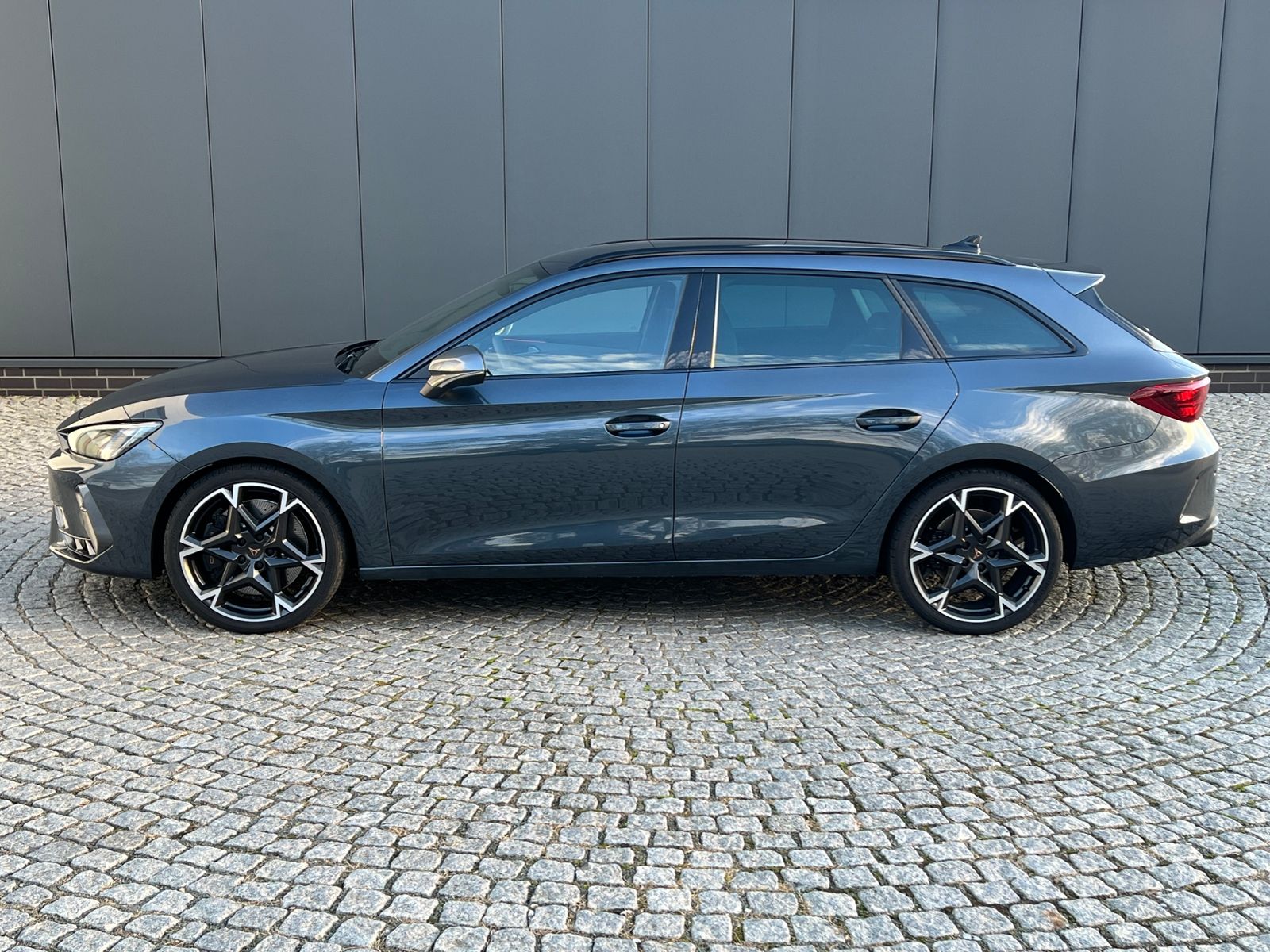 Fahrzeugabbildung CUPRA Leon Sportstourer VZ 2.0 TSI DSG 4Drive *AHK, LE