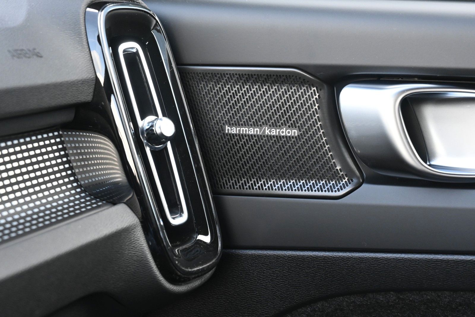 Fahrzeugabbildung Volvo XC40 B3 DKG Plus Dark*H&K*FSHZG*360°*ACC*AHK