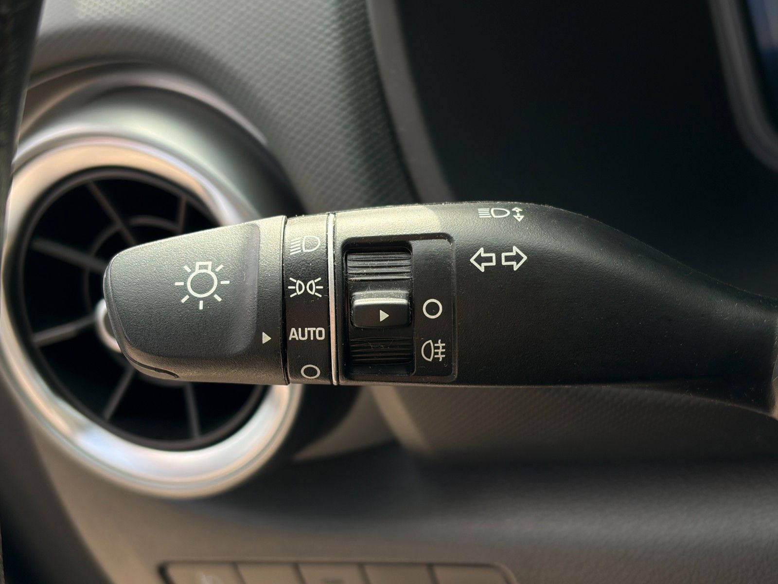 Fahrzeugabbildung Hyundai KONA E Select LKA ACC PDC SHZ LHZ CarPlay Navi