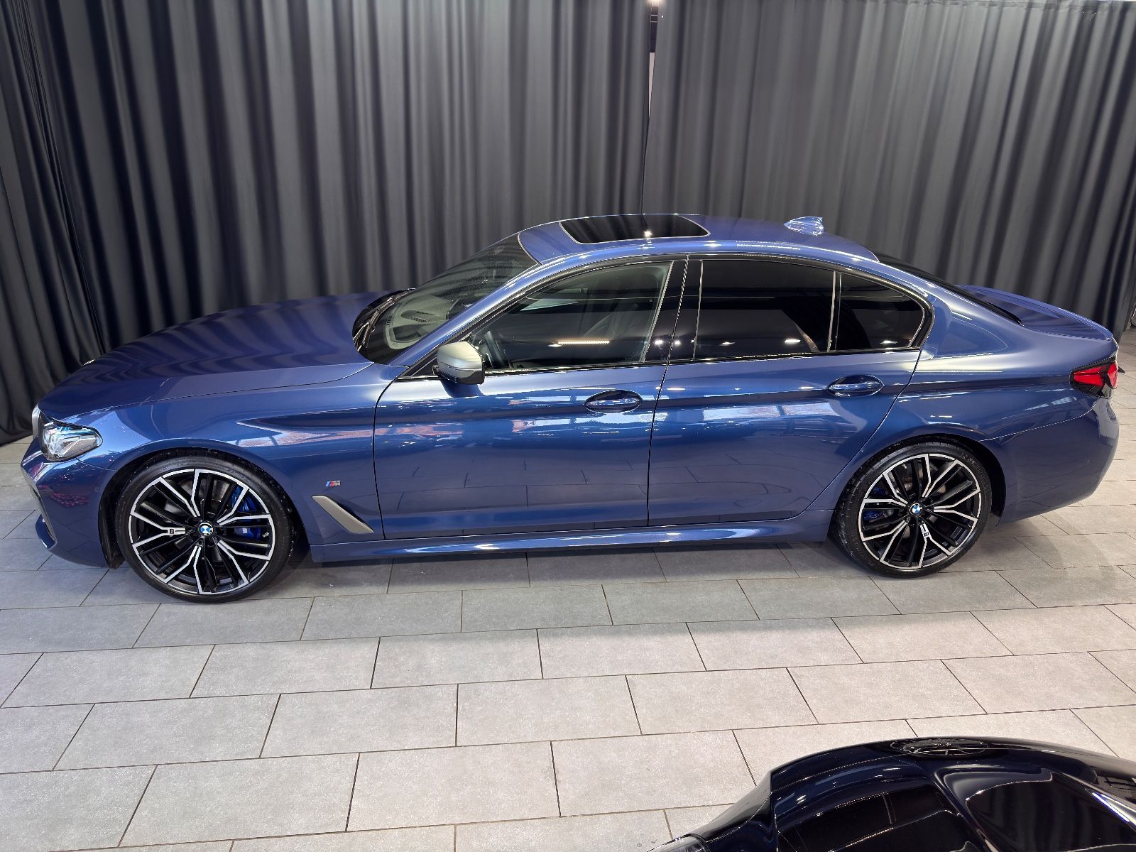 Fahrzeugabbildung BMW M550i Lim. xDrive|LASER|HEAD-UP|AHK|SCHIEBEDACH|