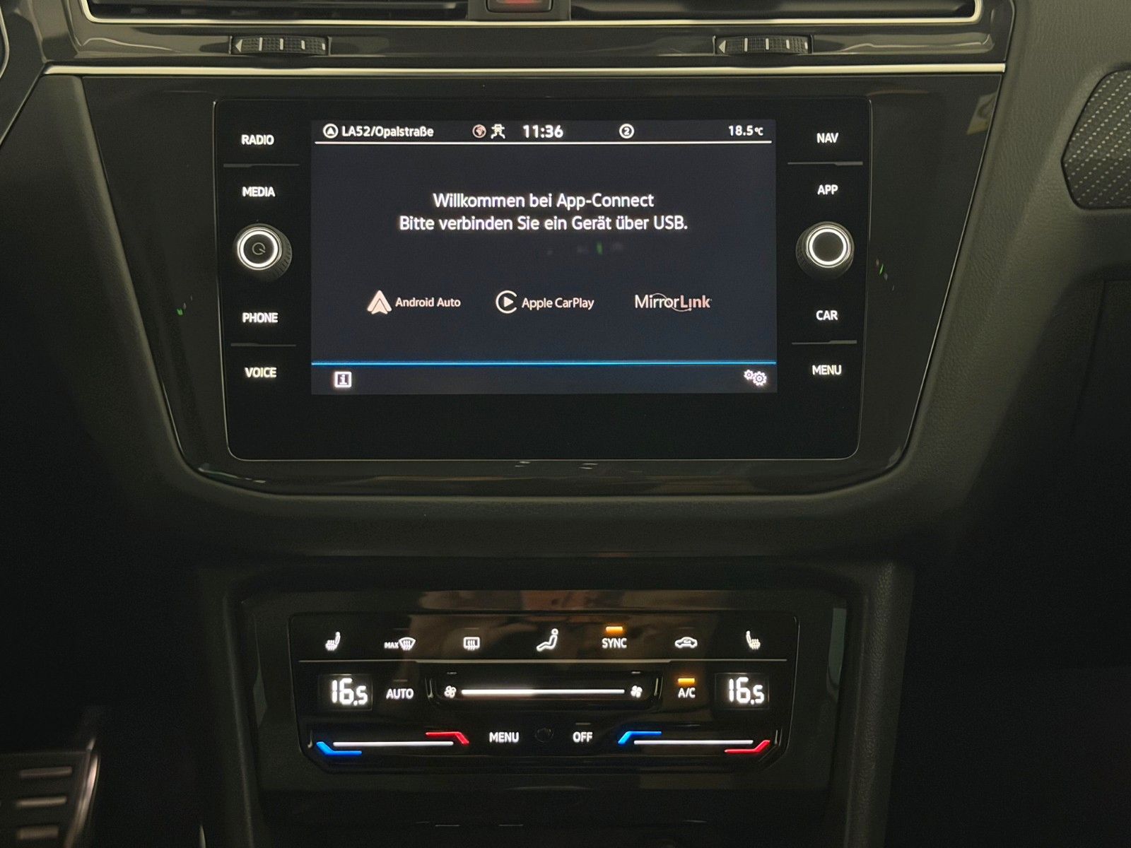 Fahrzeugabbildung Volkswagen Tiguan 2.0 TDI R-LINE/IQ-LED/KAMERA/ACC/AMBI+