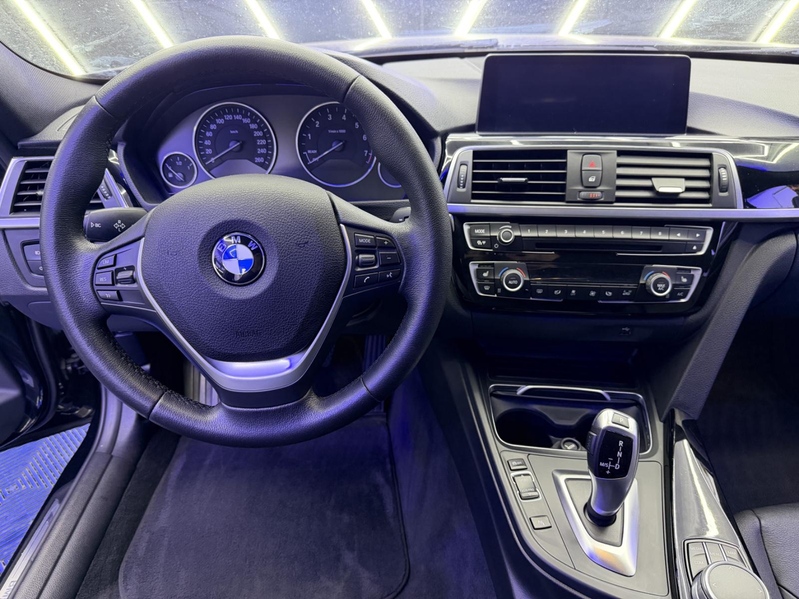 BMW 330i  Touring Luxury Line P. Auto. Lux...