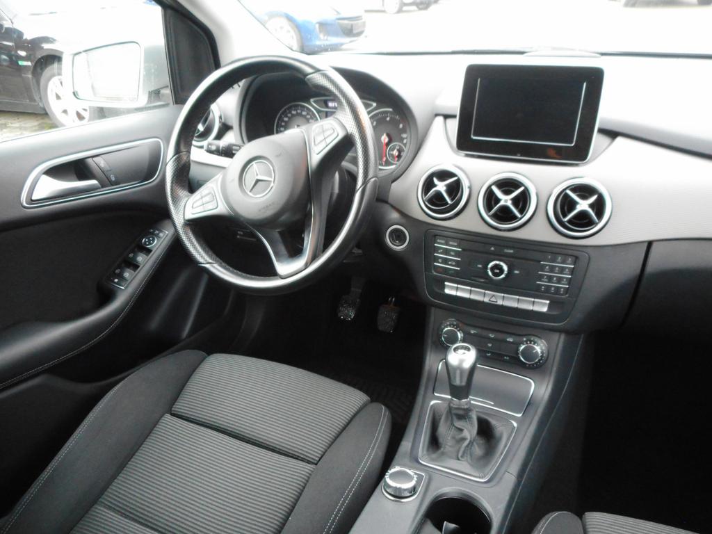 Mercedes-Benz B 180