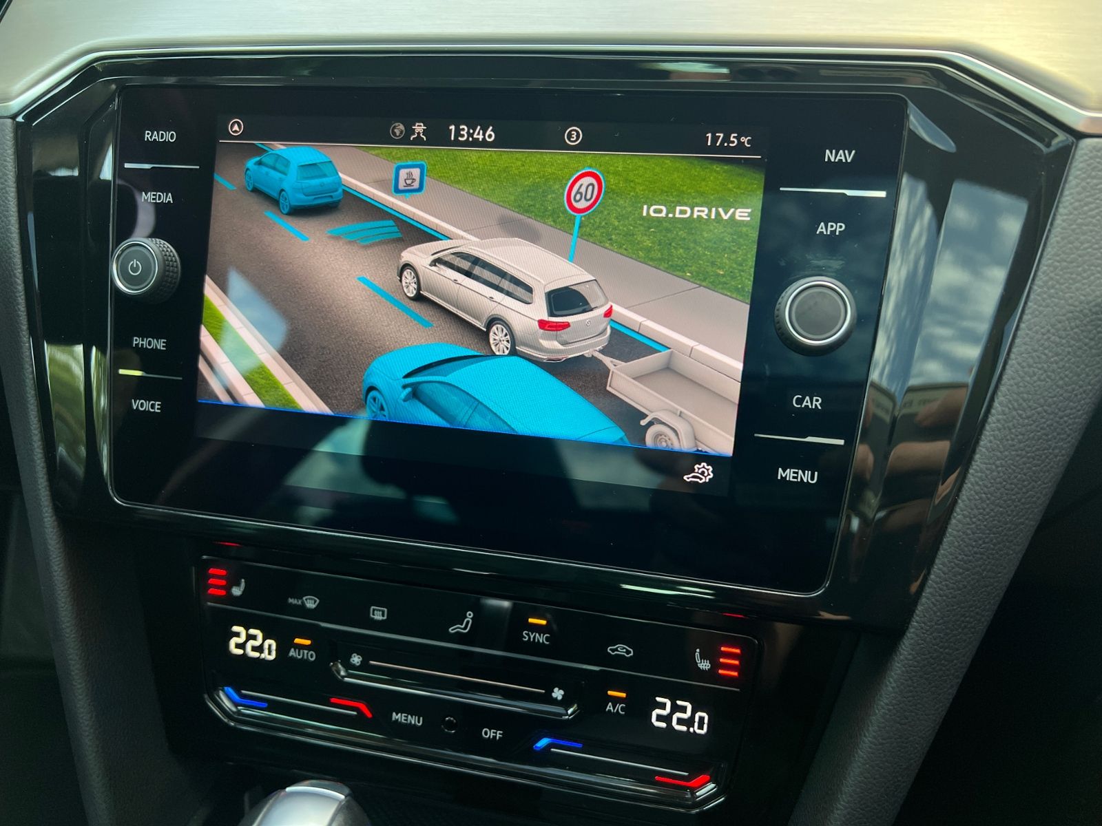 Fahrzeugabbildung Volkswagen Passat Variant Elegance 2.0 TDI DSG *AHK, IQ-Lig