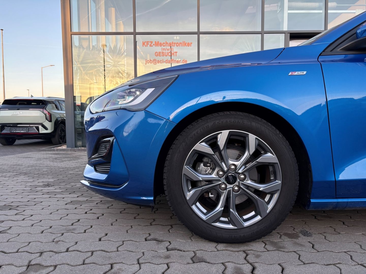 Fahrzeugabbildung Ford Focus Turnier ST-Line X MHEV AHK Kamera Navi LED