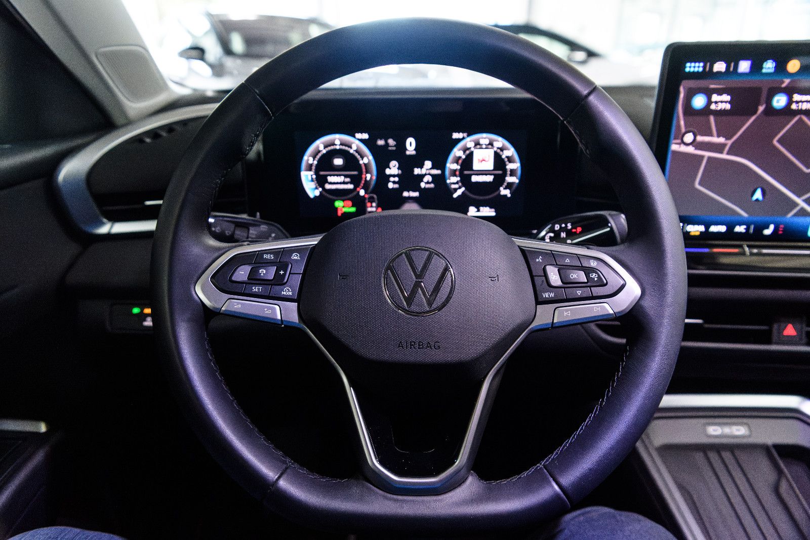 Fahrzeugabbildung Volkswagen T-Roc Life 1.5 eTSI DSG LED+NAVI+RFK+SHZ+ACC