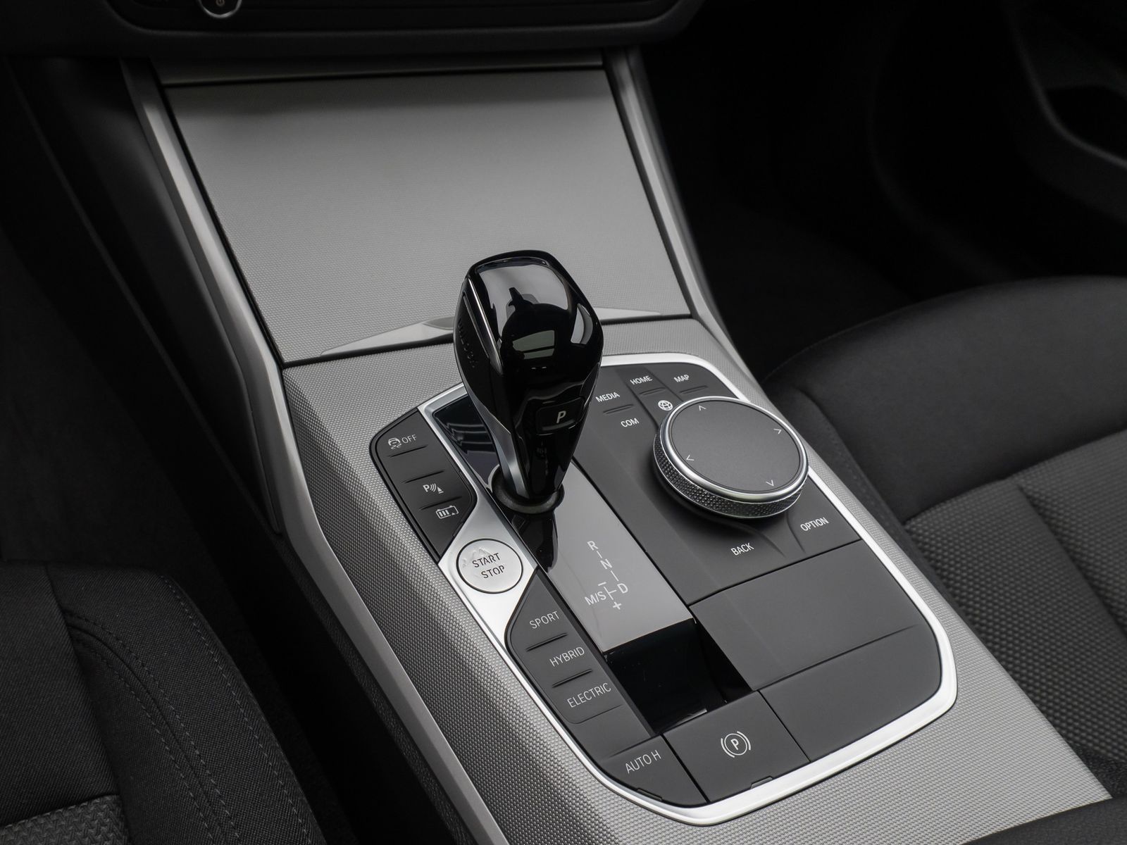 Fahrzeugabbildung BMW 330e Panorama Kamera DAB WLAN Lenkrhzg Alarm LED