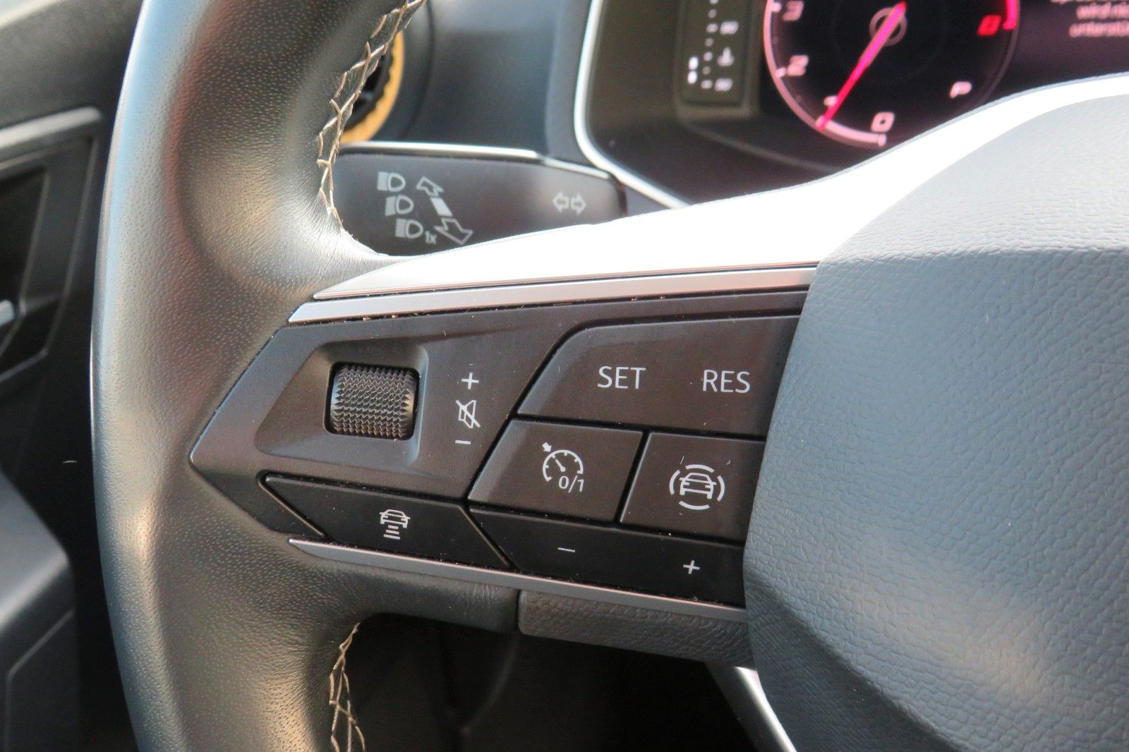 Fahrzeugabbildung SEAT Arona Style DSG FULL-LINK SITZH KAMERA GJ ACC 1H