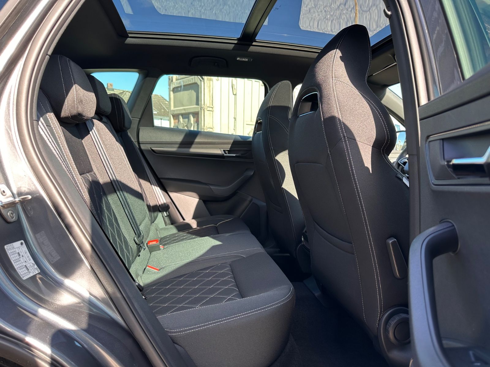 Fahrzeugabbildung SKODA Karoq Sportline 1.5 TSI DSG MATRIX/AHK/ACC/Navi