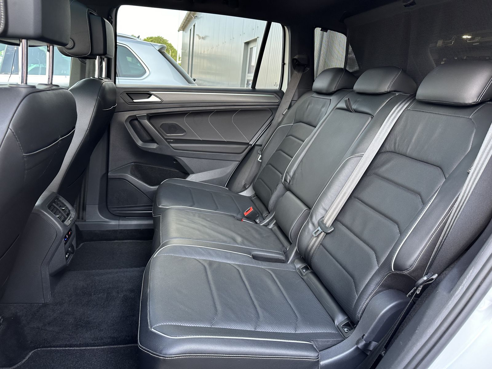 Fahrzeugabbildung Volkswagen Tiguan Allspace 2.0 TSI R-Line NAV+LED+AHK+PANO