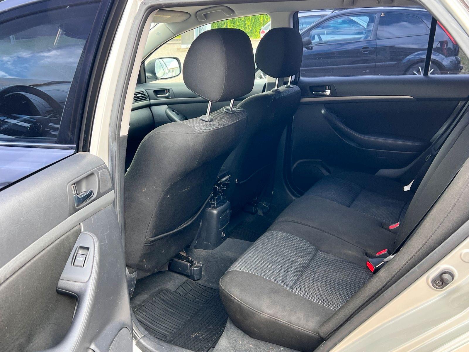 Toyota Avensis 2009 — photo 8