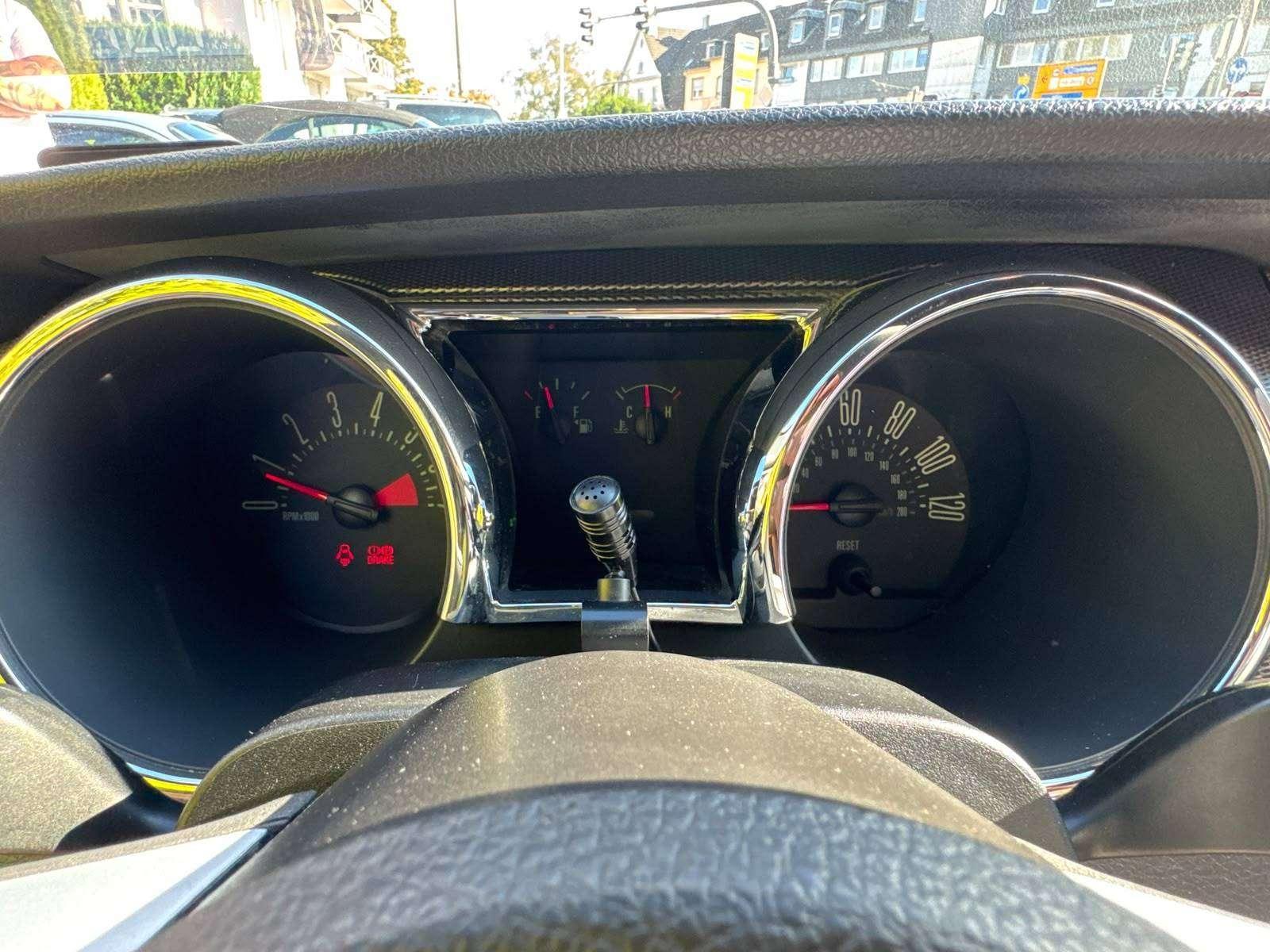 Ford Mustang Pony Paket mit Schaltgetriebe