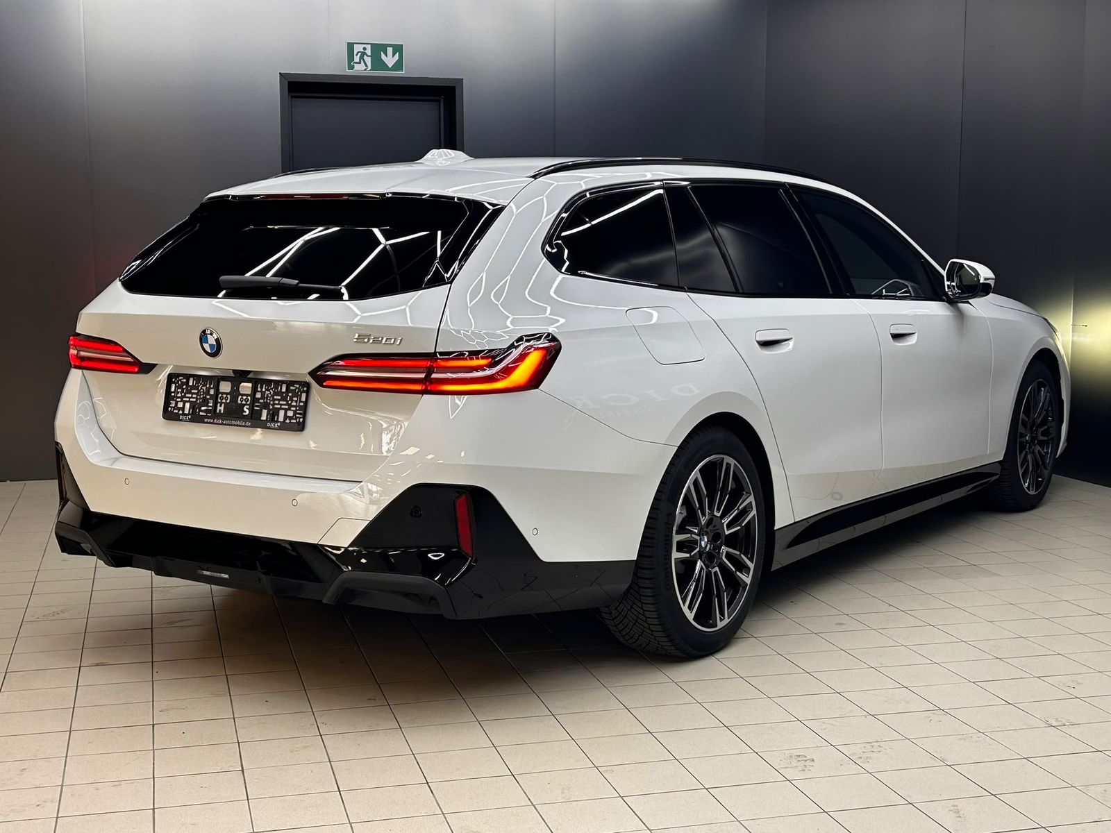 Fahrzeugabbildung BMW 520 T Sport Aut M PAKET+SCHADO+HEAD+H&K+360+AHK+