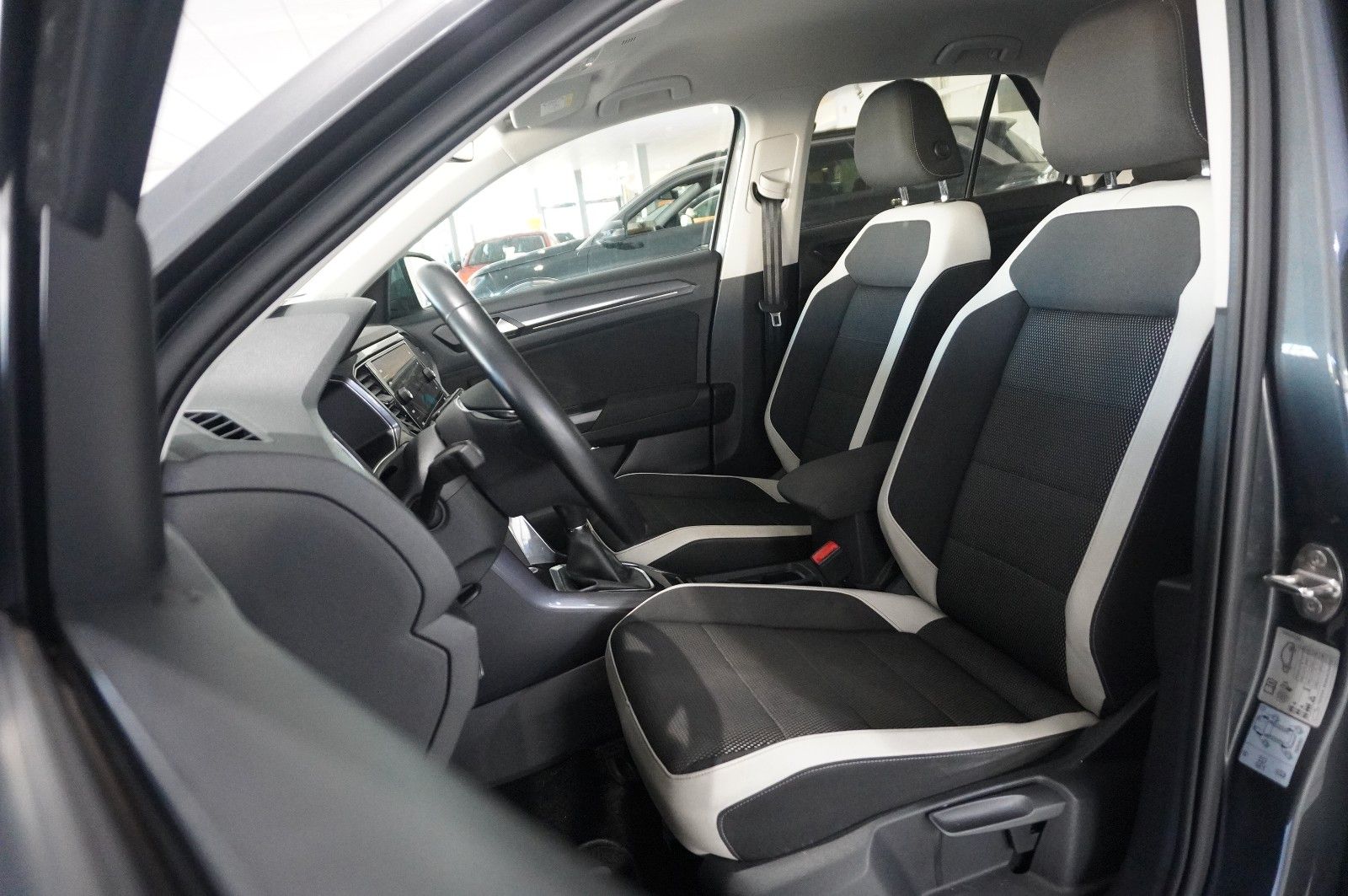 Fahrzeugabbildung Volkswagen T-Roc 1.5 TSI R-LINE SPORT NAVI/LED/KAMERA/VIRT.