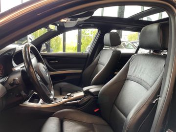 BMW Touring 330d xDrive *PANO*NAVI*PDC*SZHZ*LEDER*