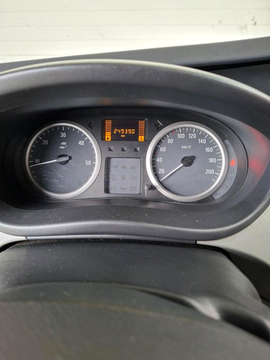 Opel Vivaro 2011 — photo 7