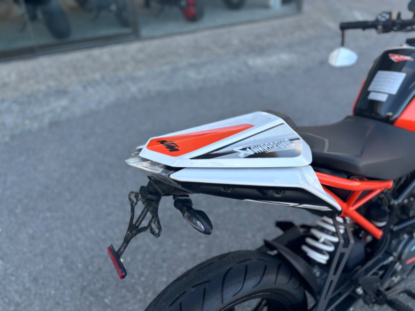 Fahrzeugabbildung KTM 125 Duke, Sportausp, Kurzer KZH, Lenkerendspiege