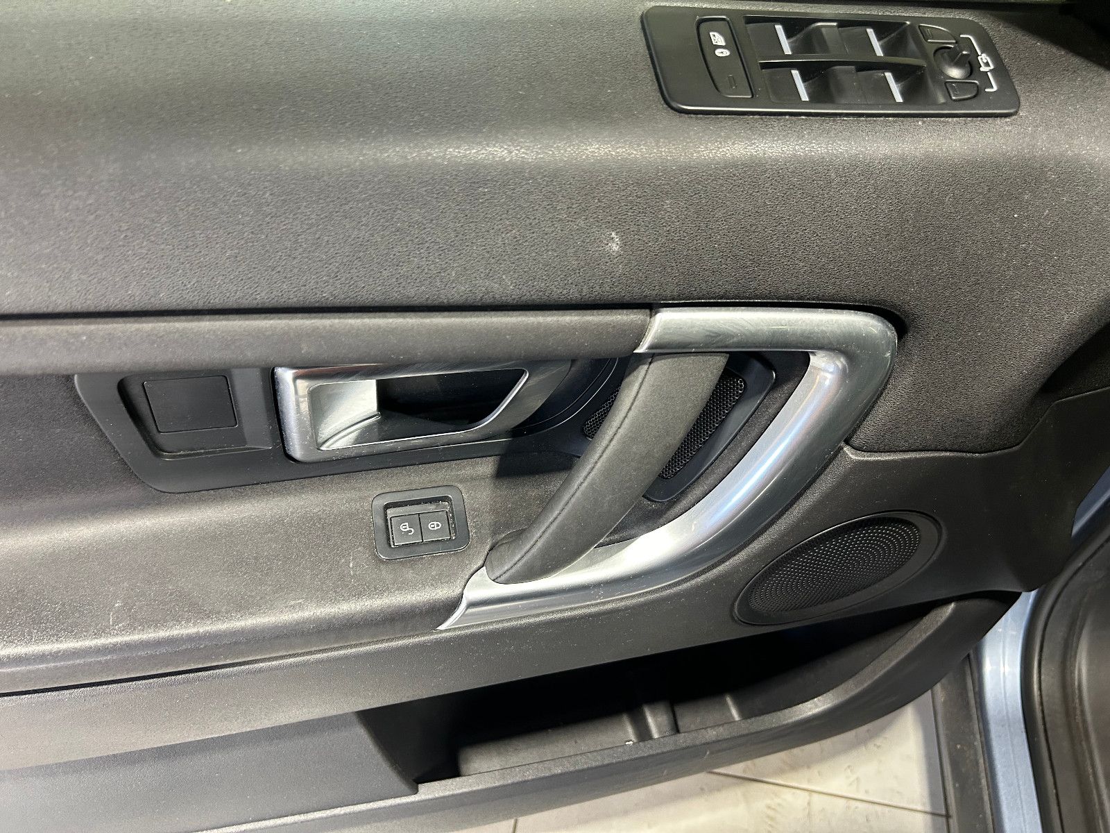 Fahrzeugabbildung Land Rover Discovery Sport SE AWD/PANO/ACC/NAVI/KAMERA/SHZ