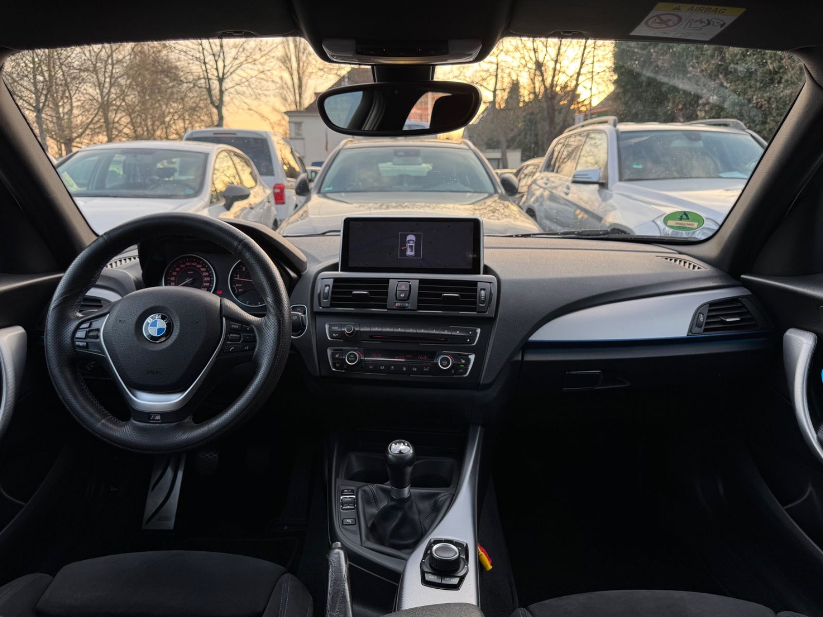 Fahrzeugabbildung BMW 118 i* M Paket*LED*Bi-xenon*Alcantara*8Fach