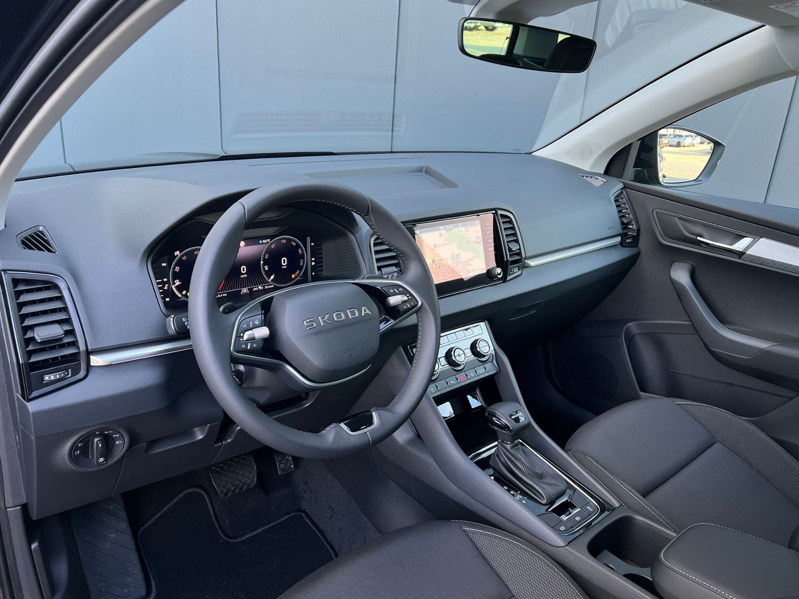 Fahrzeugabbildung SKODA Karoq Tour 1.5 TSI DSG *AHK, 17" LM-Felge, Navi,