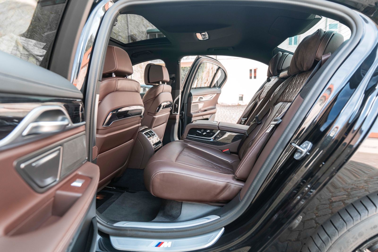 Fahrzeugabbildung BMW 745 e M SPORT H&K LASER MASSAGE PANO 360° HUD