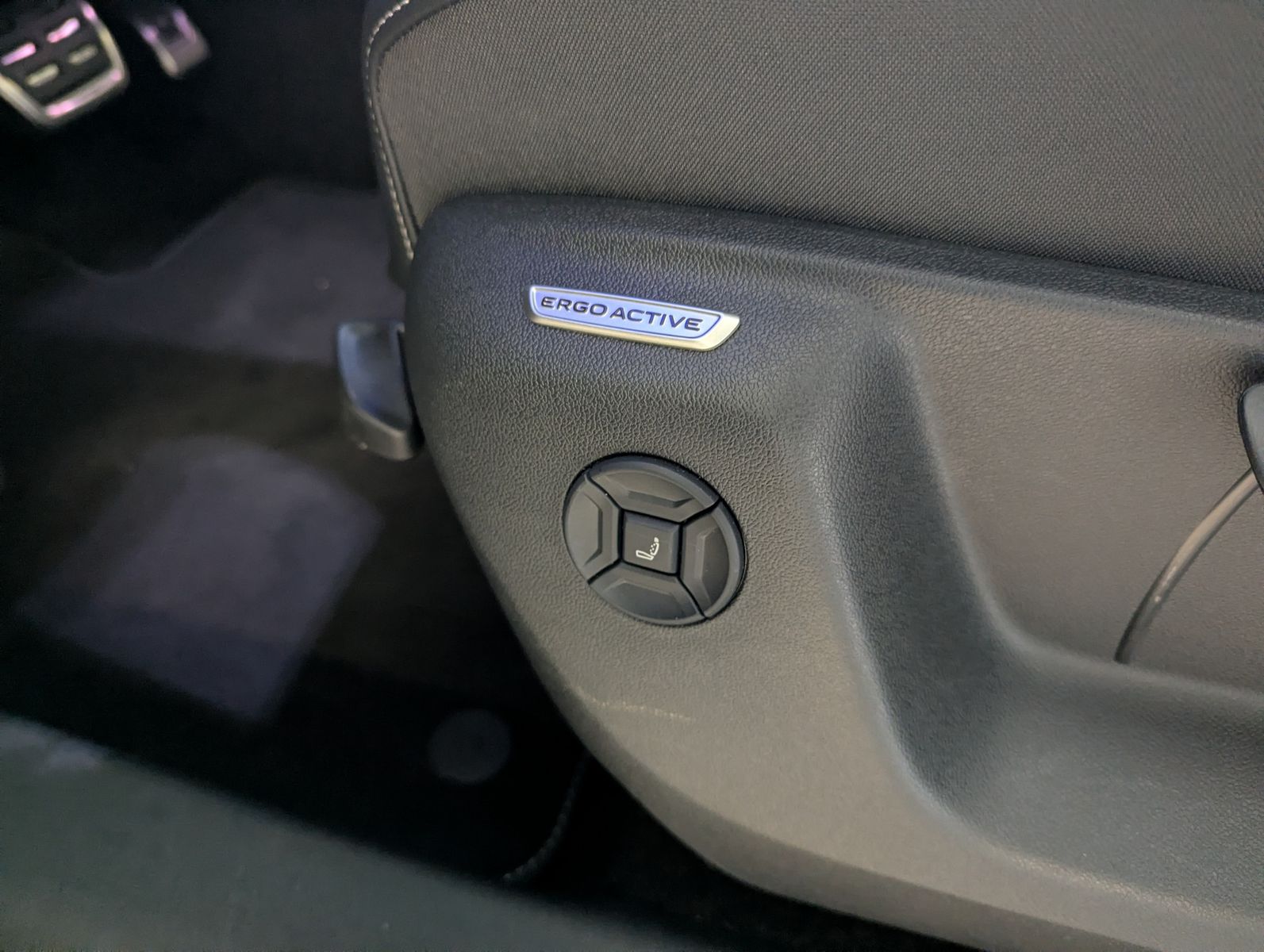 Fahrzeugabbildung Volkswagen Tiguan 2.0TDI R-Line 4M Pano Black Matrix AHK 20