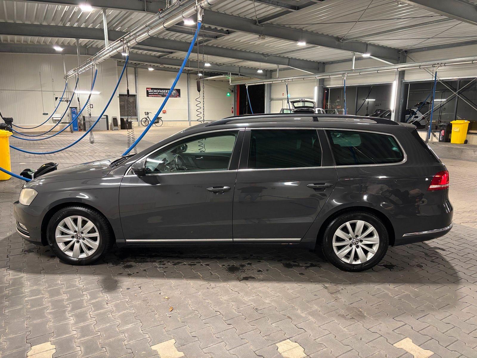Volkswagen Passat 2012 — interior