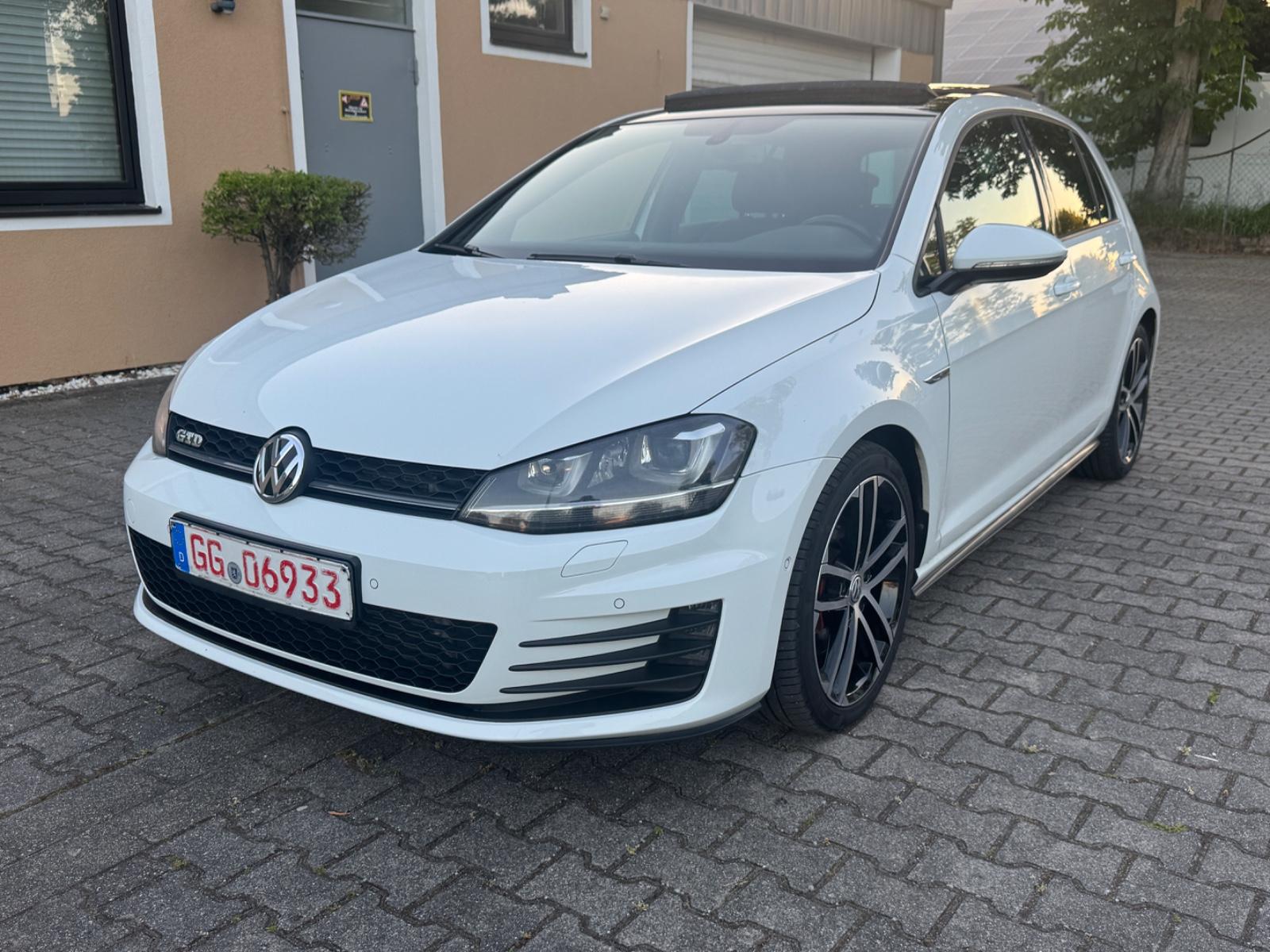 Volkswagen Golf VII Lim. GTD BMT DSG PANO LEDER DYNA KEYLES