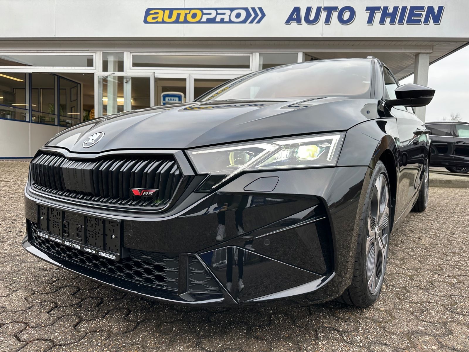 Fahrzeugabbildung SKODA Octavia RS Combi 2.0 TSI DSG AHK/Pano/Navi/ACC