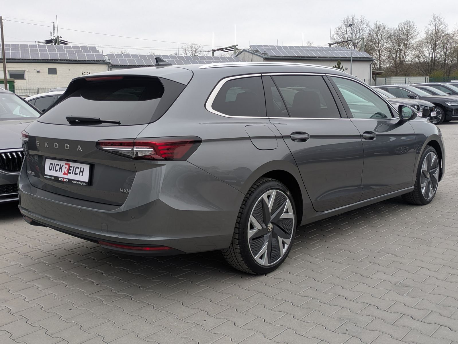 Fahrzeugabbildung SKODA Superb 2.0 TDI 4x4 Selection MATRIX*AHK*PANO*19"
