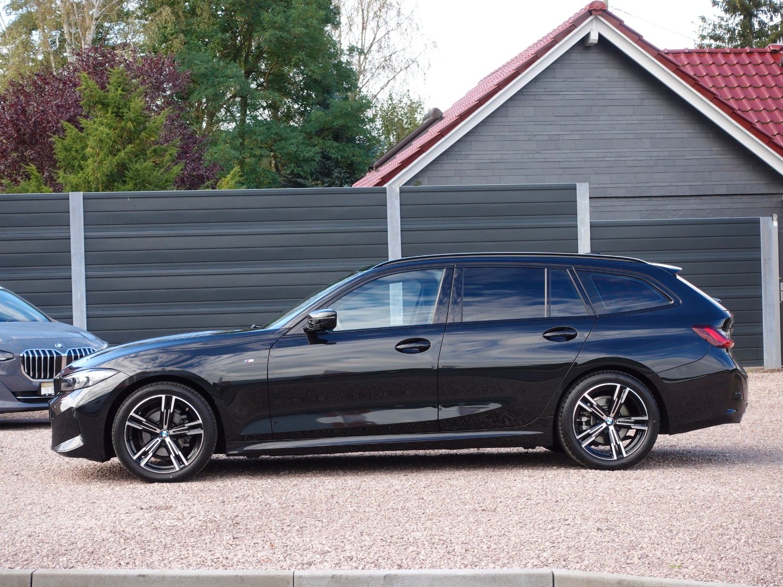Fahrzeugabbildung BMW 318i Touring Auto M Sportpaket 18"/HiFi/LED/Navi