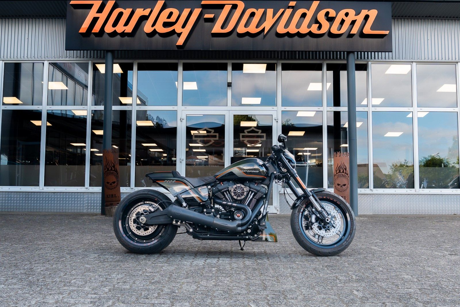 Fahrzeugabbildung Harley-Davidson FXDRS 114 CUI - KESSTECH - SEITLICHER KZH