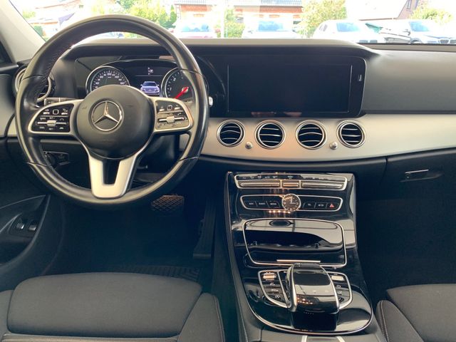 Fahrzeugabbildung Mercedes-Benz E 220  Td Multibeam+Comand+Distronic+Standh.+AHK