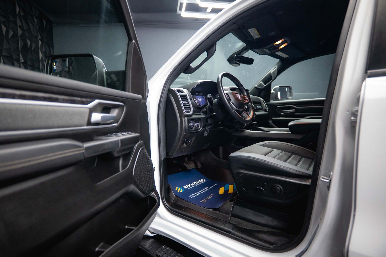 Fahrzeugabbildung Dodge RAM 5.7 V8 HEMI 4x4 OFFROAD Night-Paket *LED*