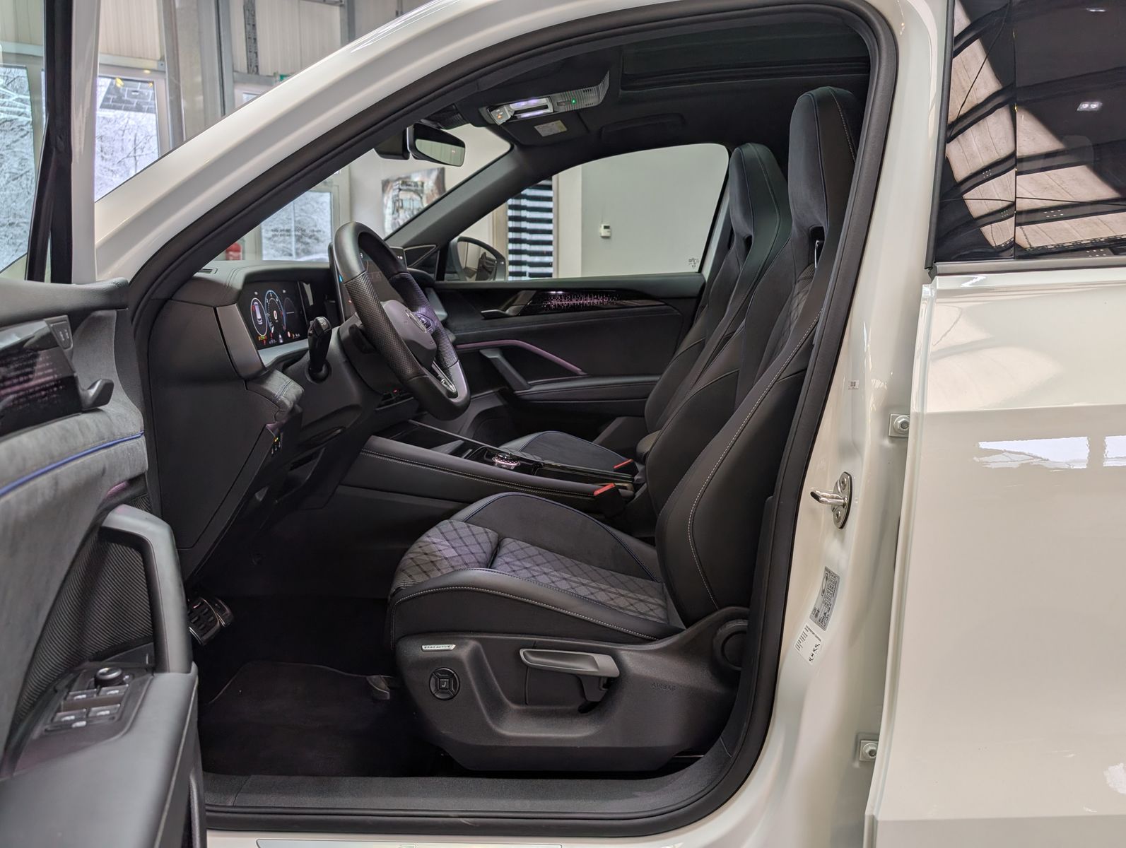 Fahrzeugabbildung Volkswagen Tayron 2.0TDI 4M R-Line Launch Pano Black AHK 20