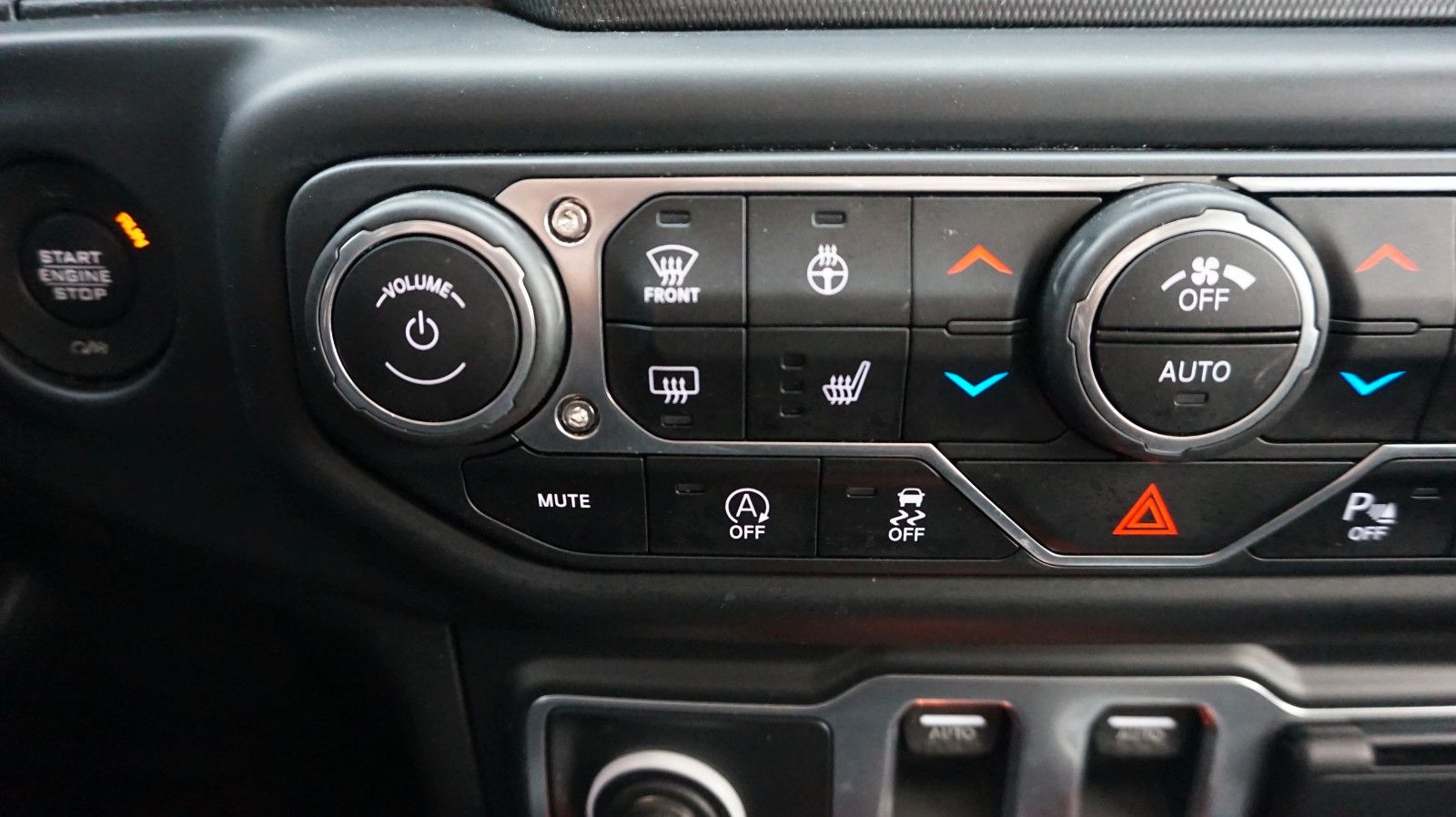 Fahrzeugabbildung Jeep Wrangler Unlimited Sahara TÜV neu Cabrio