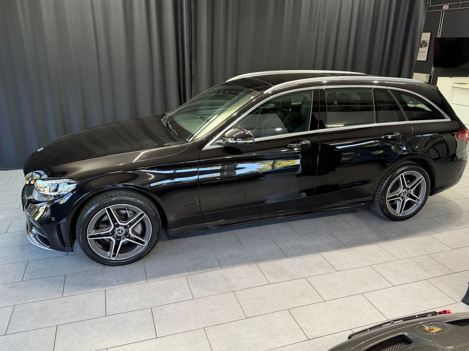 Fahrzeugabbildung Mercedes-Benz C 220d T 4Matic|AMG-LINE|PANORAMA|LED|NAVI|LEDER