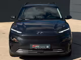 Hyundai KONA E Select ACC LKAS SHZ LHZ CAM CarPlay - Hyundai KONA Elektro: Schwarz