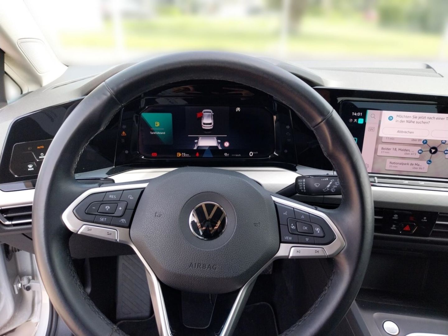 Fahrzeugabbildung Volkswagen Golf 1.5 TSI Life Navigation Parksensoren