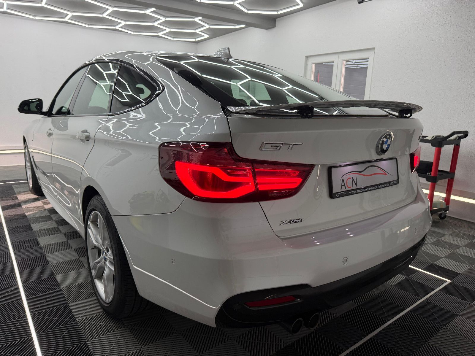 Fahrzeugabbildung BMW 320d xDrive GT M-SPORT/PANO/LEDER/HUD/AHK/AD LED