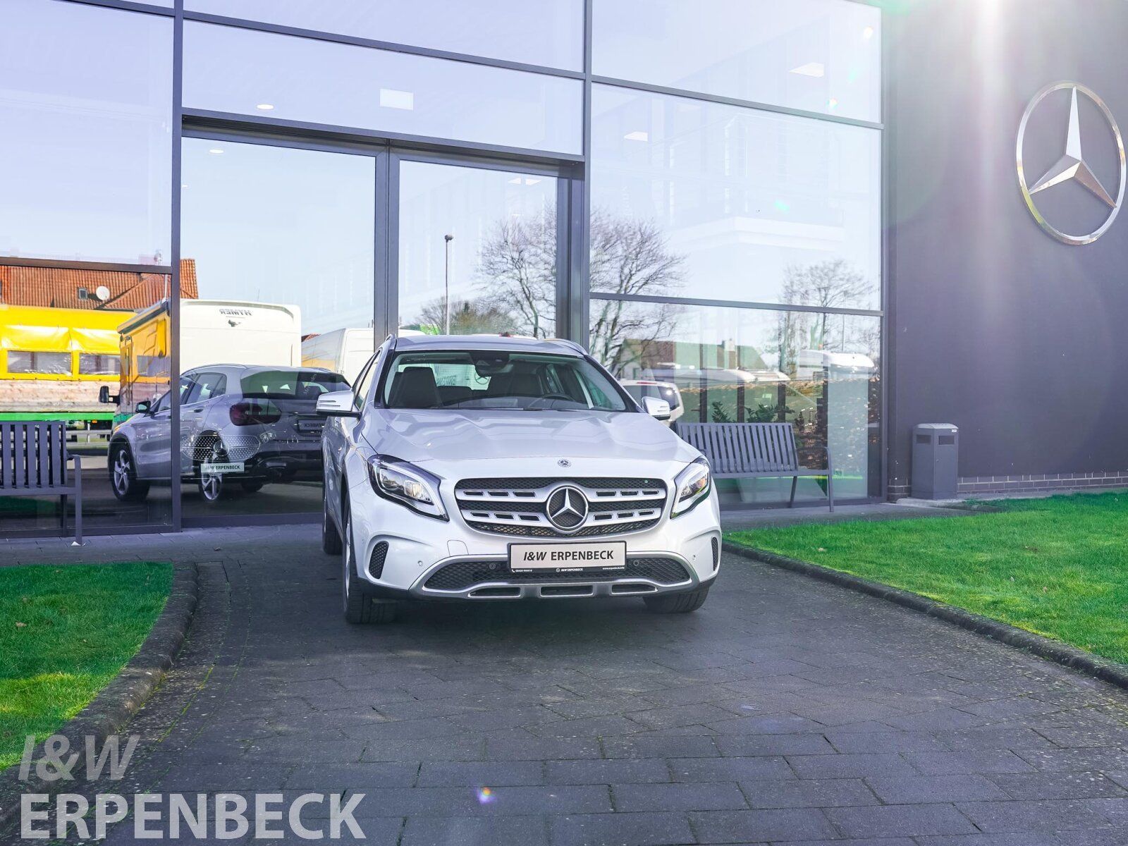 Fahrzeugabbildung Mercedes-Benz GLA 180 Sport Utility Vehicle Ambiente Tempomat