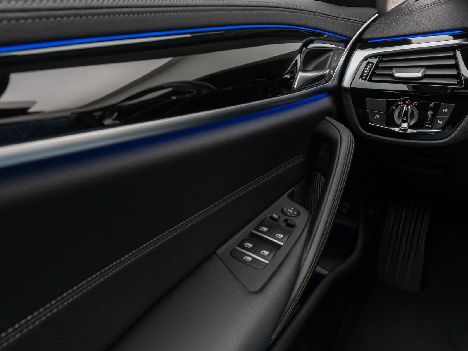 Fahrzeugabbildung BMW 530d LuxuryLine Kamera Laser HUD DAB ACC Komfort