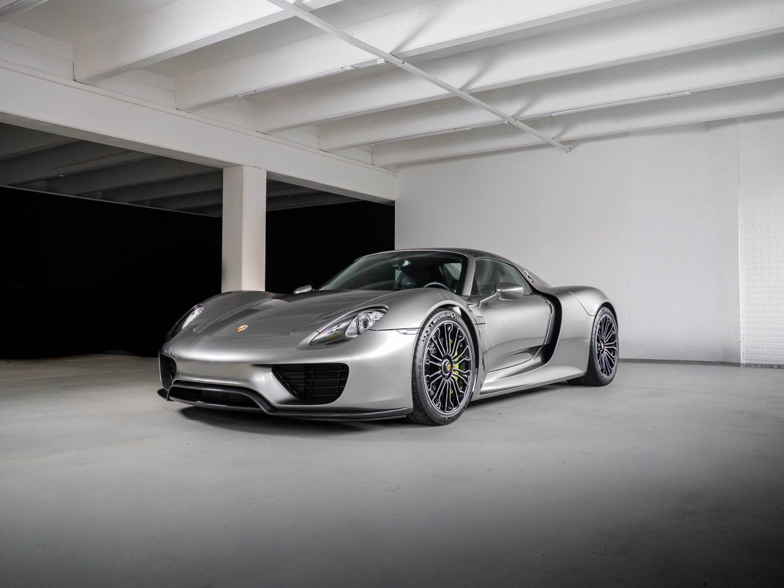 Porsche 918 Spyder LIQUID  METAL SILBER 1. Hand